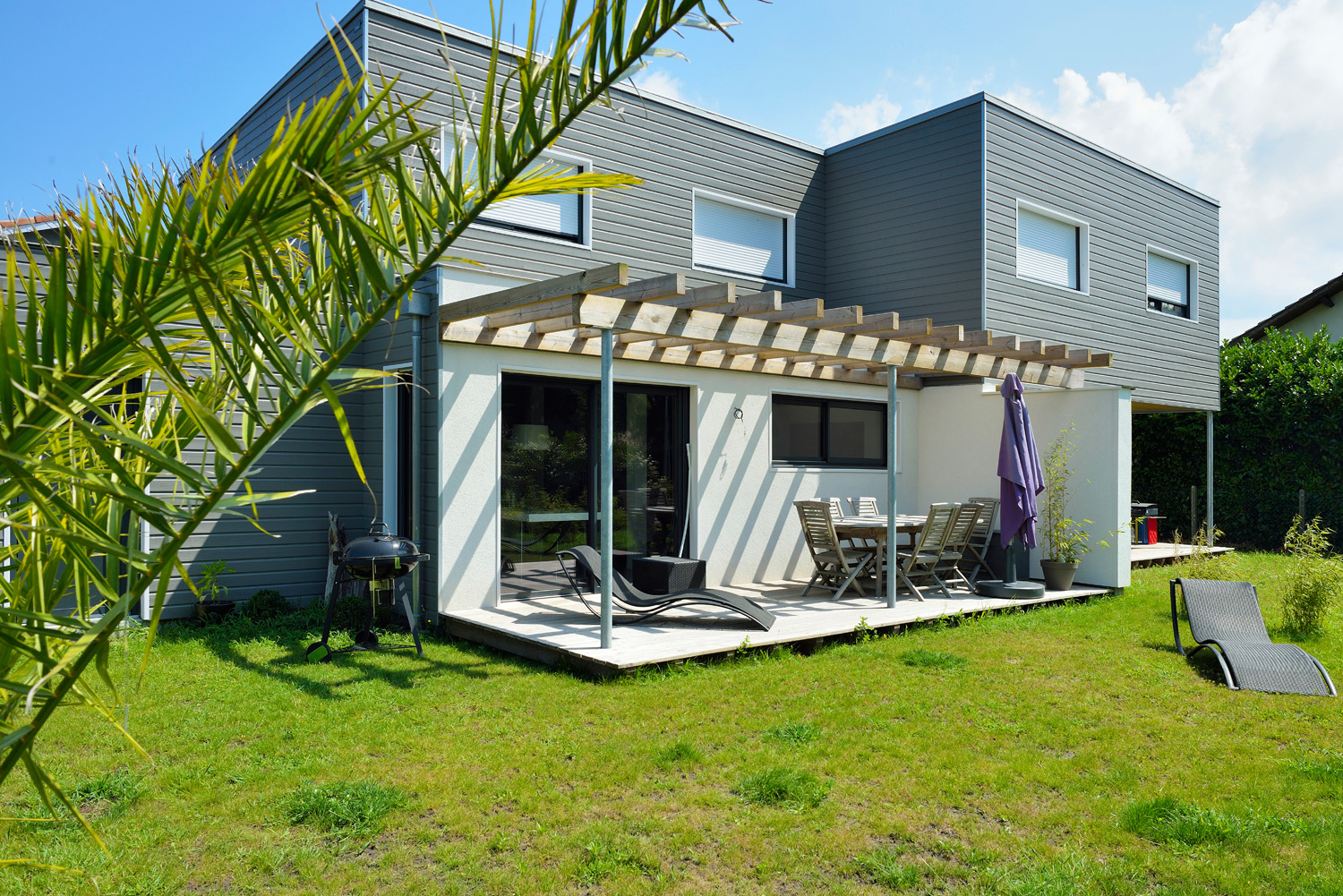 amenagement exterieur terrasse bois pergola maison landes 40